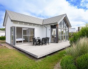 Bungalow 6A in Ouddorp met ruim terras en groene omgeving, gelegen in Goeree-Overflakkee, Zuid-Holland.
