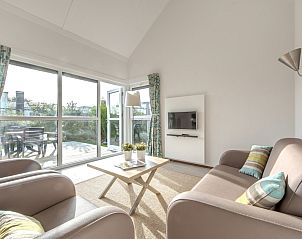 Gemtliches Wohnzimmer von Bungalow 4C in Ouddorp, Goeree-Overflakkee, Sdholland mit Blick auf die sonnige Terrasse.