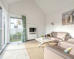 Helles Wohnzimmer im Bungalow 4C, Ouddorp, Goeree-Overflakkee, Sdholland mit gemtlicher Sitzecke und moderner Einrichtung.