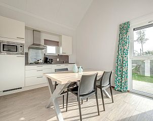 Helle Kche und Essbereich in Bungalow 4C, gelegen in Ouddorp, Goeree-Overflakkee, Sdholland, ideal fr einen entspannten Urlaub.