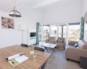 Stijlvolle woonkamer van Bungalow 4B in Ouddorp, Goeree-Overflakkee, Zuid-Holland met modern interieur en veel natuurlijk licht.