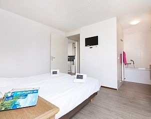 Lichte slaapkamer van Bungalow 4B in Ouddorp, Goeree-Overflakkee, met moderne badkamer en comfortabele inrichting voor een ontspannen verblijf.