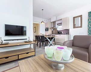 Modernes Wohnzimmer des Bungalows 6C in Ouddorp, Sdholland, mit offener Kche und gemtlicher Sitzecke fr einen entspannten Urlaub.