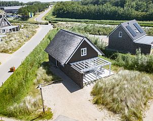 Freistehendes Haus in Ouddorp, ein charmantes Ferienhaus in der Natur von Goeree-Overflakkee, Sdholland, mit Reetdach und Terrasse.