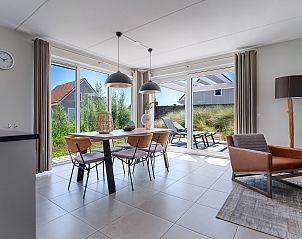 Innenraum des Einfamilienhauses in Ouddorp, ein Ferienhaus in Goeree-Overflakkee, Sdholland mit Licht und Blick auf die Natur.