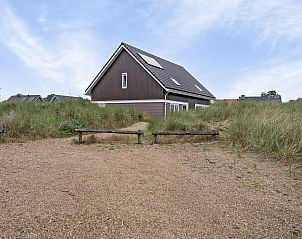Eingang der Doppelhaushlfte in Ouddorp, Ferienhaus in Goeree-Overflakkee, Sdholland, mit moderner Diele und Fliesenboden.