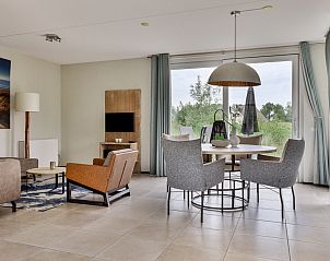 Gemtliches Wohnzimmer in einer Doppelhaushlfte in Ouddorp, Goeree-Overflakkee, Sdholland, mit moderner Einrichtung und Blick auf die Natur.