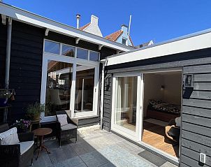 Sonnige Terrasse von VZ1114 Ferienwohnung in Ouddorp, ideal zum Entspannen.