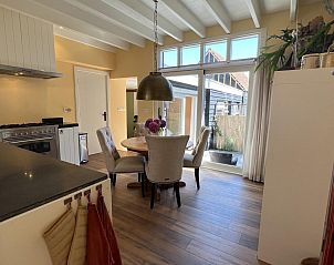 Gemtliche Essecke in VZ1114 Ferienwohnung in Ouddorp mit Blick auf die Terrasse.