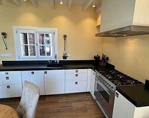 Kche mit groem Esstisch in VZ1114 Ferienwohnung in Ouddorp.