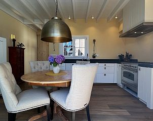 Helles Schlafzimmer in VZ1114 Ferienwohnung in Ouddorp mit Zugang zur Terrasse.