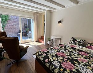 Modernes Badezimmer in VZ1114 Ferienwohnung in Ouddorp mit Doppelwaschbecken.