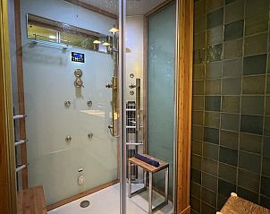 Badezimmer der Ferienwohnung VZ1114 in Ouddorp mit groer Dusche und Waschbecken.