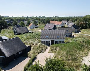 Luftaufnahme von Geschakelde woning in Ouddorp, Ferienhaus umgeben von Dnen in Ouddorp, Goeree-Overflakkee, Sdholland.
