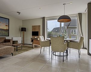 Gemtliches Wohnzimmer in einer Doppelhaushlfte in Ouddorp, Sdholland, mit moderner Einrichtung und Gartenblick.