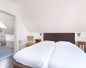 Sfeervolle slaapkamer in Familievilla 14 in Ouddorp, Goeree-Overflakkee. Geniet van rust en natuur vanuit deze gezellige vakantiewoning.