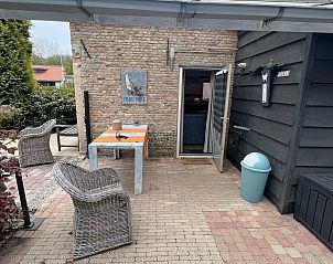 Gezellig terras bij VZ1104 Vrijstaand vakantiehuis in Ouddorp, Zuid-Holland.