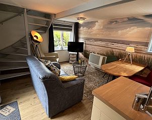 Moderne woonkamer met trap in VZ1104 Vrijstaand vakantiehuis in Ouddorp.