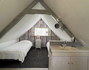 Slaapkamer met twee bedden in VZ1104 Vrijstaand vakantiehuis in Ouddorp, Zuid-Holland.