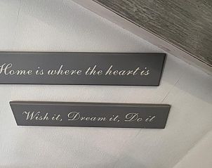 Inspirerende wanddecoratie in VZ1104 Vrijstaand vakantiehuis in Ouddorp, Zuid-Holland.