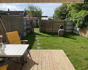 Gezellige tuin van VZ990 Vakantiewoning in Ouddorp, omringd door natuurlijke schoonheid in Zuid-Holland.