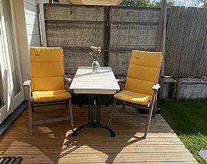 Buitenterras met comfortabele zitplaatsen bij VZ990 Vakantiewoning in Ouddorp, Goeree-Overflakkee.