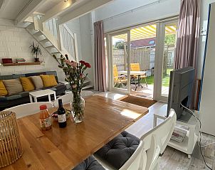Lichte woonkamer van VZ990 Vakantiewoning in Ouddorp met uitzicht op de tuin in Zuid-Holland.