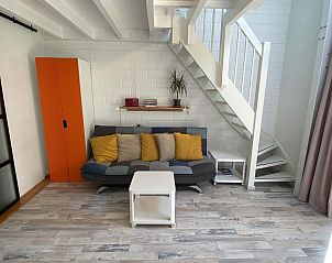 Comfortabele zithoek in VZ990 Vakantiewoning in Ouddorp, ideaal voor ontspanning in Zuid-Holland.