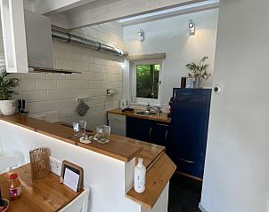 Moderne keuken van VZ990 Vakantiewoning in Ouddorp, volledig uitgerust in Zuid-Holland.
