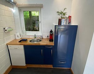 Functionele keuken met houten aanrecht in VZ990 Vakantiewoning in Ouddorp, Goeree-Overflakkee.