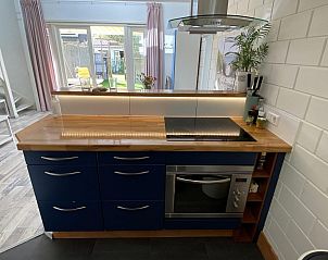 Stijlvol ingerichte keuken in VZ990 Vakantiewoning in Ouddorp met moderne apparatuur in Zuid-Holland.