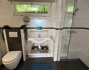 Badkamer van VZ990 Vakantiewoning in Ouddorp met moderne voorzieningen in Goeree-Overflakkee.