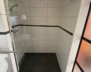 Ruime douche in VZ990 Vakantiewoning in Ouddorp, perfect voor ontspanning in Zuid-Holland.