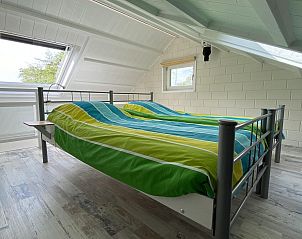 Zolderslaapkamer in VZ990 Vakantiewoning in Ouddorp met veel daglicht in Goeree-Overflakkee.