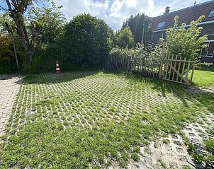 Parkeerruimte bij VZ990 Vakantiewoning in Ouddorp, omgeven door groen in Goeree-Overflakkee.