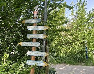 Wegwijzers in de buurt van VZ990 Vakantiewoning in Ouddorp, ideaal voor verkenning van Zuid-Holland.