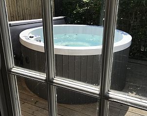 Bubbelbad in de tuin van VZ990 Vakantiewoning in Ouddorp, perfect voor ontspanning in Goeree-Overflakkee.