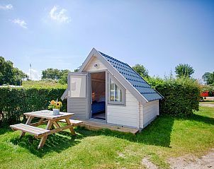 Campinghtte 't Gorsje in Ouddorp bietet ein charmantes Ferienhaus aus Holz mit einer sonnigen Terrasse auf Goeree-Overflakkee.