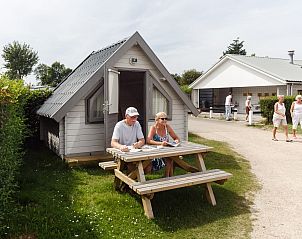 Auf der Terrasse des Kampeerhut 't Gorsje, im schnen Ouddorp gelegen, genieen die Gste die Ruhe.