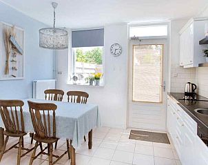 Stijlvolle gang met spiegel in ZH022 vakantiewoning Ouddorp, Zuid-Holland, biedt een warme en uitnodigende sfeer.