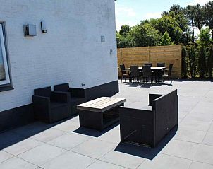 ZH022 vakantiewoning in Ouddorp met ruim terras en moderne buitenmeubels, ideaal voor zonnige dagen in Zuid-Holland.