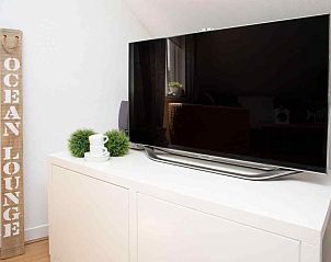 Voorzijde van ZH022 vakantiehuis in Ouddorp, met ruime garage en moderne uitstraling in Goeree-Overflakkee, Zuid-Holland.