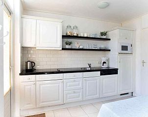 Eetkamer in ZH022 vakantiehuis Ouddorp met veel natuurlijk licht, ideaal voor gezellige diners in Zuid-Holland.