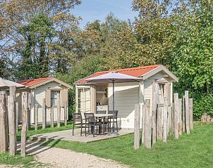 Camping Chalet de Zeester in Ouddorp mit sonniger Terrasse und grner Umgebung, ideal fr einen erholsamen Urlaub in Sdholland.