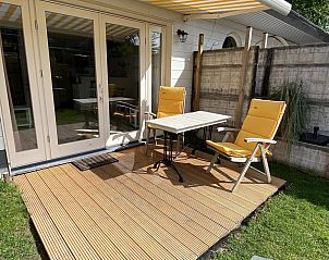 Gemtliche Sitzecke auf der Terrasse von VZ991 Vakantiewoning in Ouddorp, Sdholland.