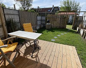 Blick von der Terrasse des Ferienhauses VZ991 in Ouddorp, mit grnem Zaun.