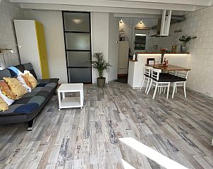 Gerumiges Interieur des VZ991 Vakantiewoning in Ouddorp, mit offener Kche und Essbereich.