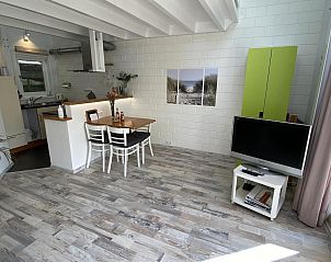 Essecke im Ferienhaus VZ991 in Ouddorp, mit Gartenblick und moderner Einrichtung.