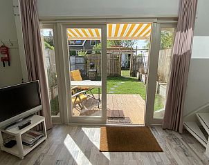 Sonniges Wohnzimmer mit Zugang zum Garten im Ferienhaus VZ991 in Ouddorp, Sdholland.