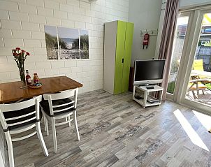 Gemtliche Essecke im Ferienhaus VZ991 in Ouddorp, mit Blick auf die Terrasse.